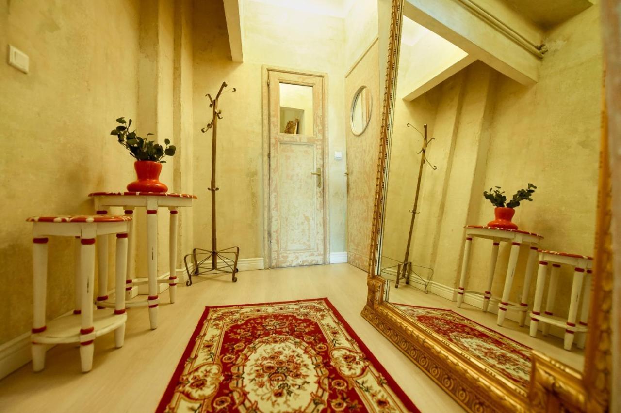 Appartement Baroque Splendor: Breathtaking Views & Design à Bucarest Extérieur photo